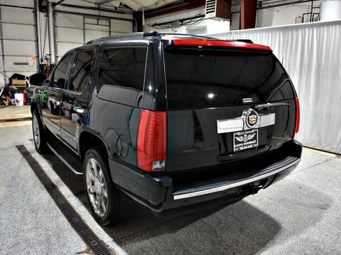 Used 2014 Cadillac Escalade Luxury RWD image 4