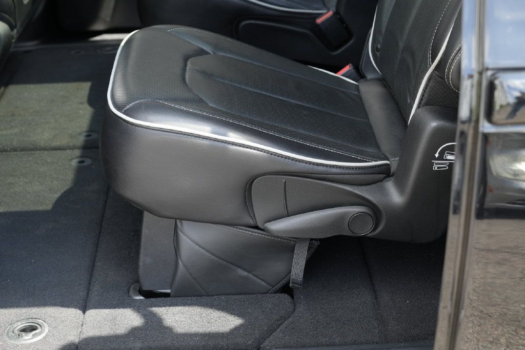 Used 2025 Chrysler Pacifica Limited FWD image 26