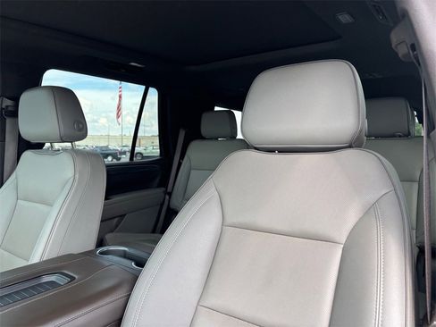 Used 2022 GMC Yukon SLT w/ SLT Premium Package image 12