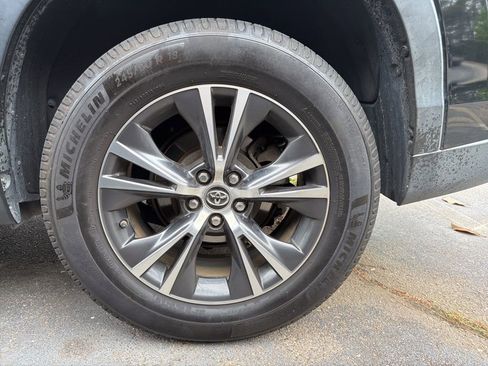 Used 2018 Toyota Highlander LE FWD image 9