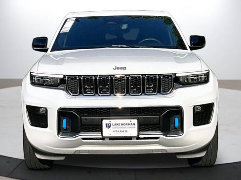 Used 2023 Jeep Grand Cherokee Overland w/ Luxury Tech Group IV AWD/4WD image 3