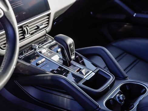 Used 2023 Porsche Cayenne Platinum Edition image 24