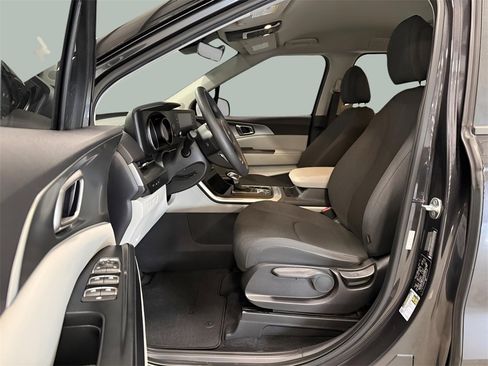 Used 2022 Kia Carnival LX image 22