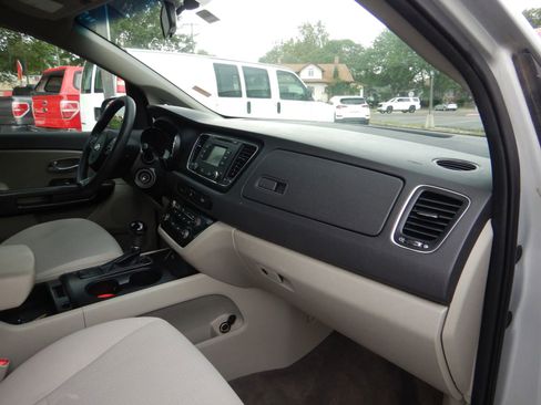 Used 2016 Kia Sedona LX image 19