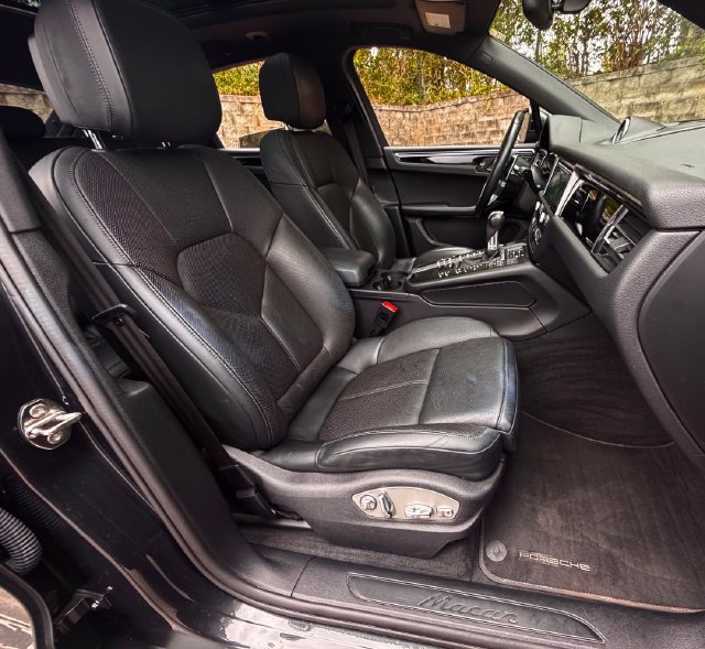 Used 2023 Porsche Macan AWD/4WD image 30
