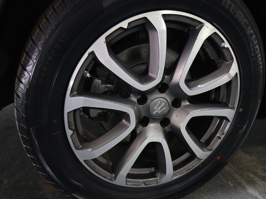 Used 2018 Maserati Levante AWD/4WD image 28