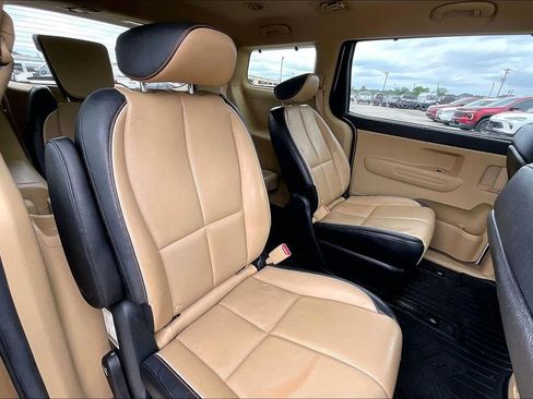 Used 2017 Kia Sedona LX w/ LX Essentials Premium Package FWD image 22