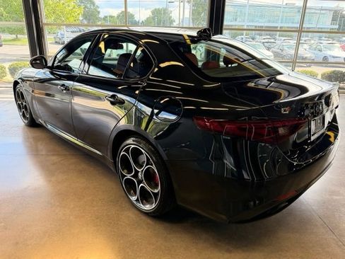 Used 2022 Alfa Romeo Giulia Veloce AWD/4WD image 3