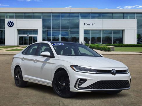 Used 2025 Volkswagen Jetta SE FWD image 1