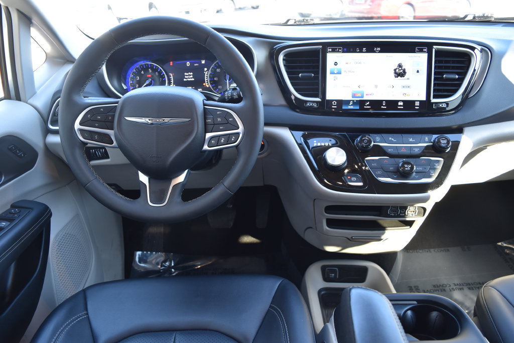 Used 2024 Chrysler Pacifica Touring-L FWD image 11