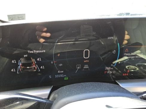 Used 2024 Cadillac Lyriq Luxury image 10