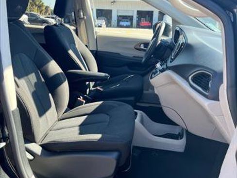 Used 2023 Chrysler Voyager LX image 38