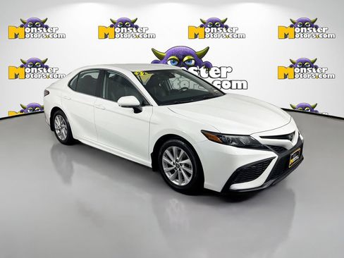 Used 2022 Toyota Camry SE image 3