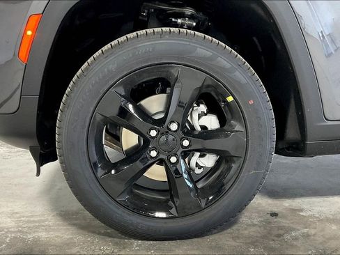 New 2025 Jeep Grand Cherokee Limited w/ Black Appearance Package image 37