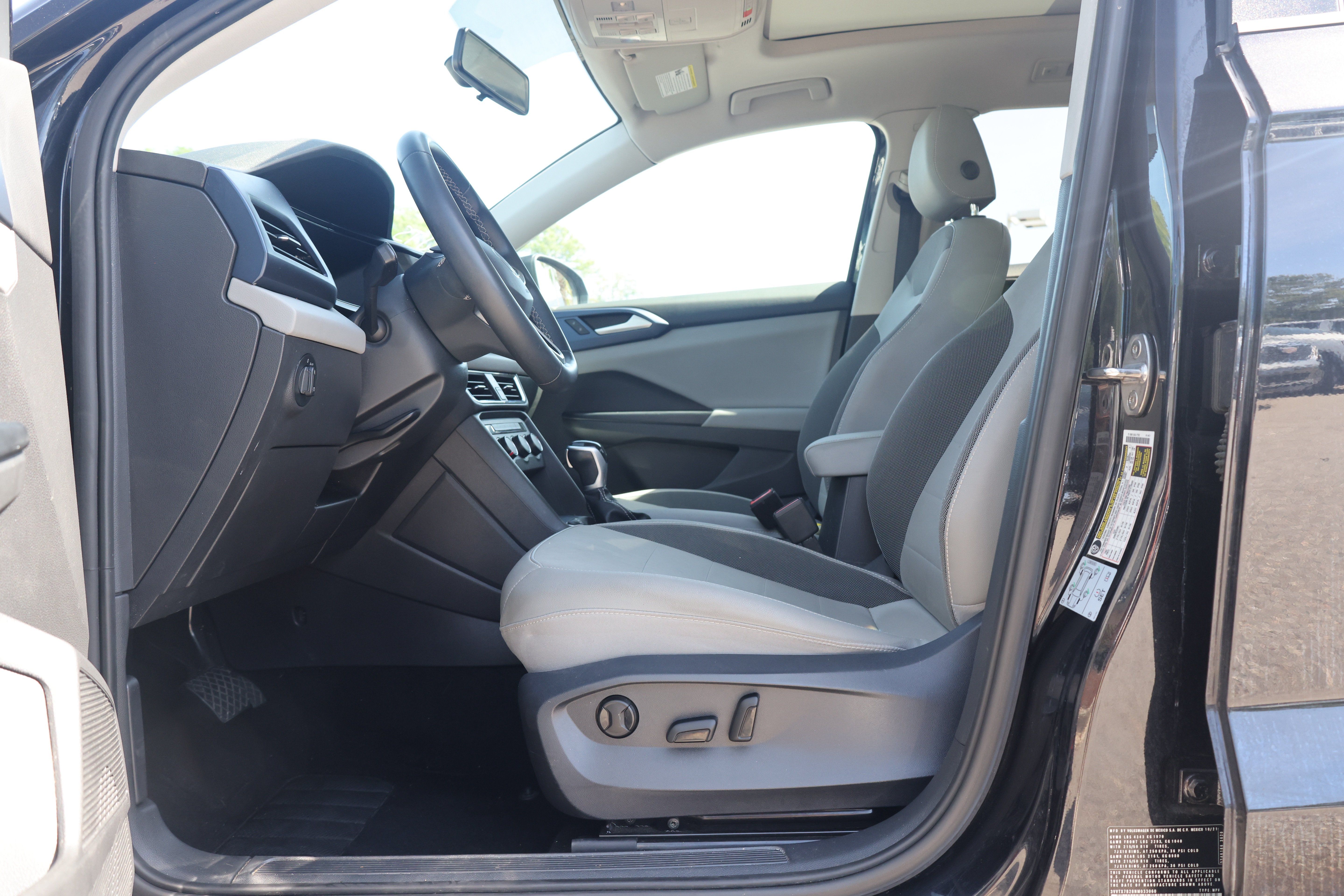 Used 2022 Volkswagen Taos SE w/ Panoramic Sunroof Package FWD image 26