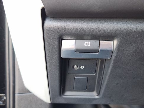 Certified 2024 Land Rover Defender 130 X-Dynamic SE AWD/4WD image 17