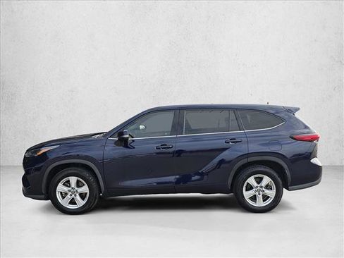 Used 2022 Toyota Highlander LE image 8