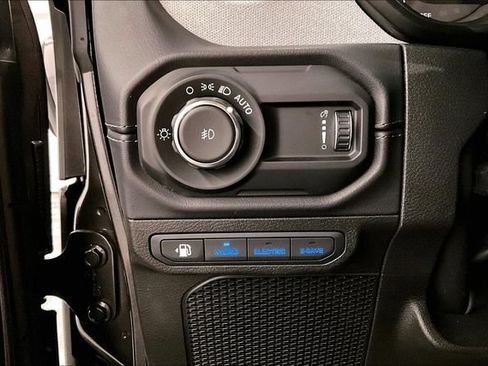 Used 2025 Jeep Wrangler Unlimited Sahara AWD/4WD image 39