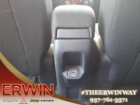 Used 2018 Jeep Renegade Latitude AWD/4WD image 24