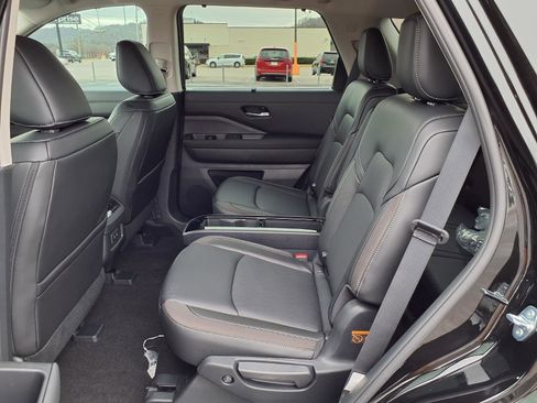 New 2026 Nissan Pathfinder SL image 11