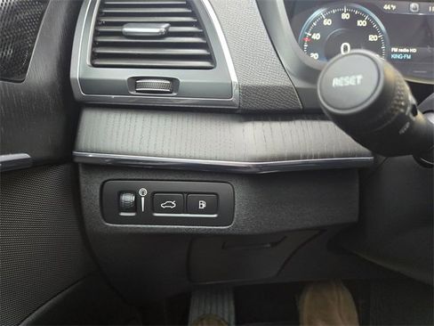Used 2020 Volvo XC90 T8 Momentum w/ Protection Package image 32