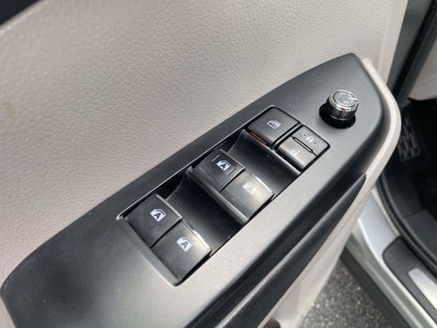 Used 2017 Toyota Highlander Limited FWD image 19