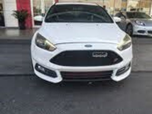 Used 2017 Ford Focus ST w/ Equipment Group 402A FWD image 18