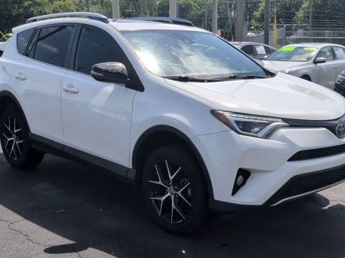 Used 2018 Toyota RAV4 SE w/ Power Extra Value Package FWD image 2