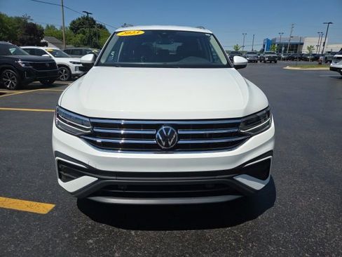 Used 2023 Volkswagen Tiguan SE FWD image 2