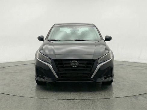 Used 2025 Nissan Altima 2.5 SV FWD image 2