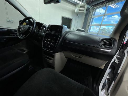 Used 2019 Dodge Grand Caravan SE w/ UConnect Hands-Free Group image 24