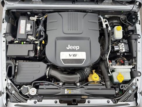 Used 2018 Jeep Wrangler Unlimited Sahara AWD/4WD image 9