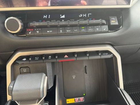 Used 2025 Toyota Tundra Limited AWD/4WD image 26