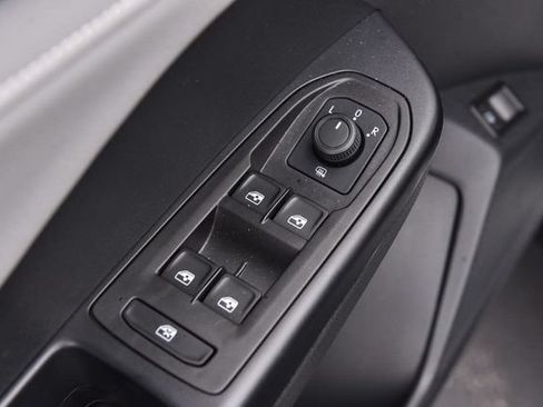Used 2024 Volkswagen Taos SE w/ MDO Package FWD image 8