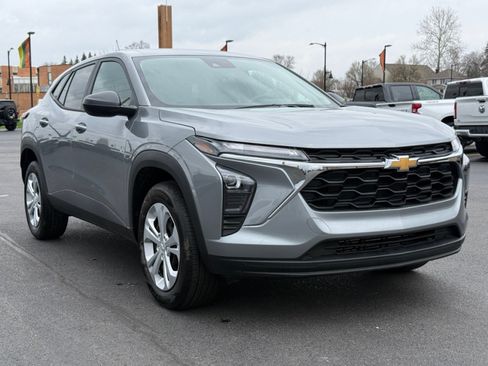 Used 2026 Chevrolet Trax LS w/ Driver Confidence Package FWD image 2
