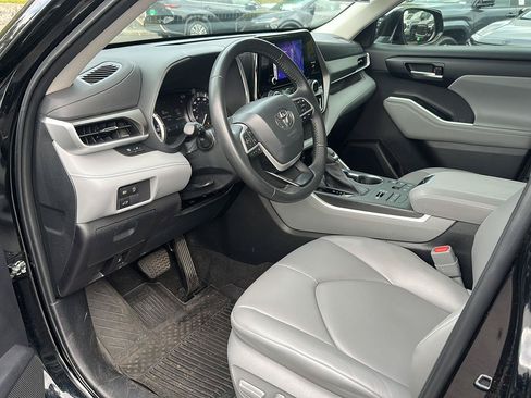 Used 2023 Toyota Highlander XLE AWD/4WD image 8