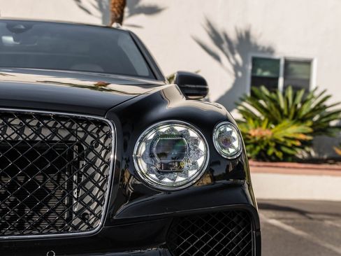 Used 2025 Bentley Bentayga V8 image 33