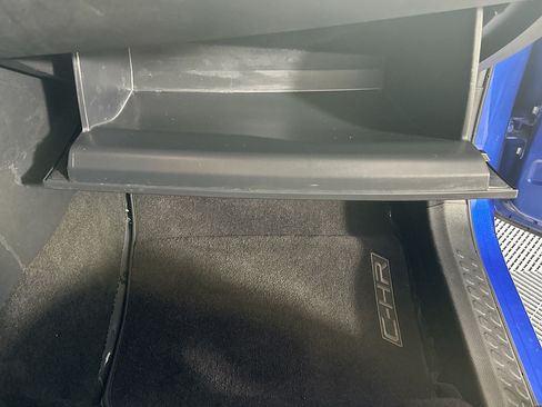 Used 2021 Toyota C-HR XLE FWD image 32