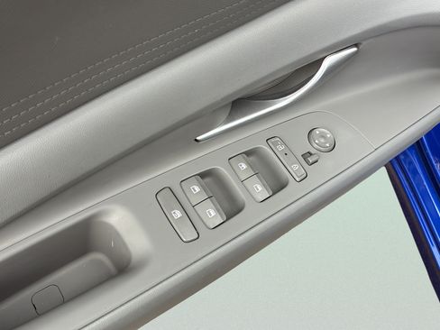 Certified 2025 Hyundai Elantra SE FWD image 11