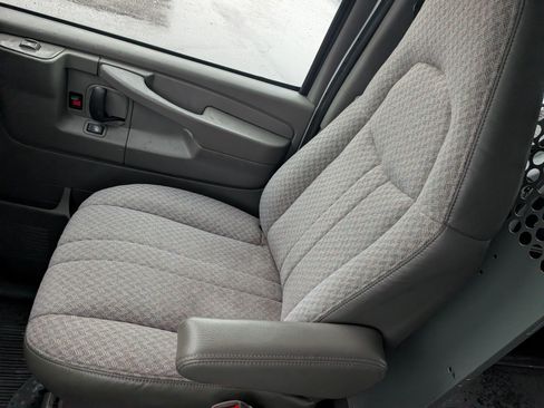 Used 2004 Chevrolet Express 2500 RWD image 18