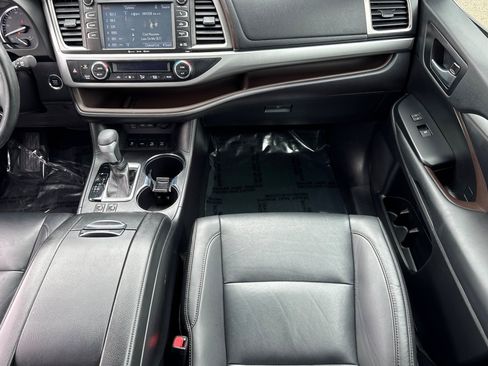 Used 2019 Toyota Highlander XLE AWD/4WD image 32