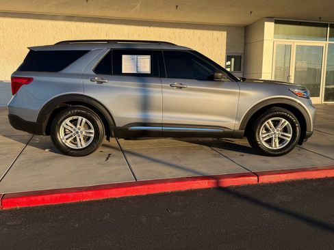 Used 2022 Ford Explorer XLT w/ Equipment Group 202A image 2