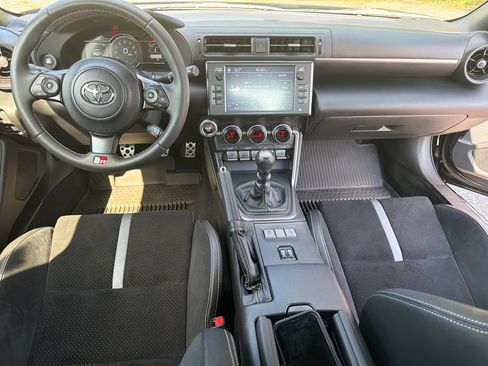 Used 2025 Toyota GR86 Premium w/ Performance Package RWD image 19