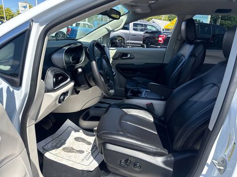 Used 2024 Chrysler Pacifica Limited FWD image 26