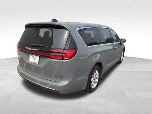 Used 2023 Chrysler Pacifica Touring-L FWD image 8