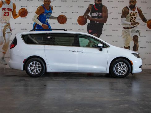 Used 2017 Chrysler Pacifica Touring image 17