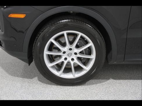 Used 2024 Porsche Cayenne AWD/4WD image 23