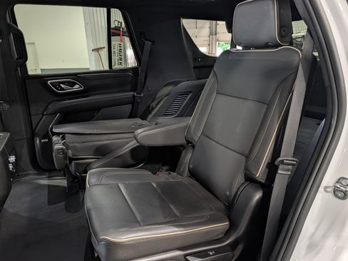 Used 2024 GMC Yukon SLT w/ SLT Luxury Package AWD/4WD image 9