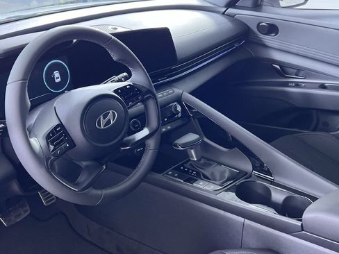 Used 2025 Hyundai Elantra SEL image 30