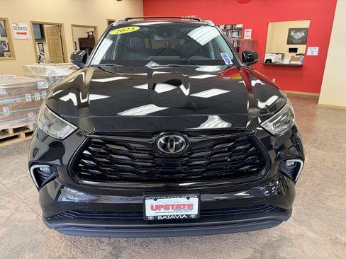Used 2023 Toyota Highlander XLE AWD/4WD image 2